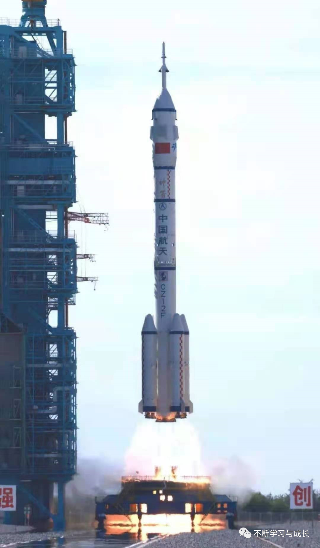 聂海胜、刘伯明、汤洪波手上拎的小方箱是什么？
