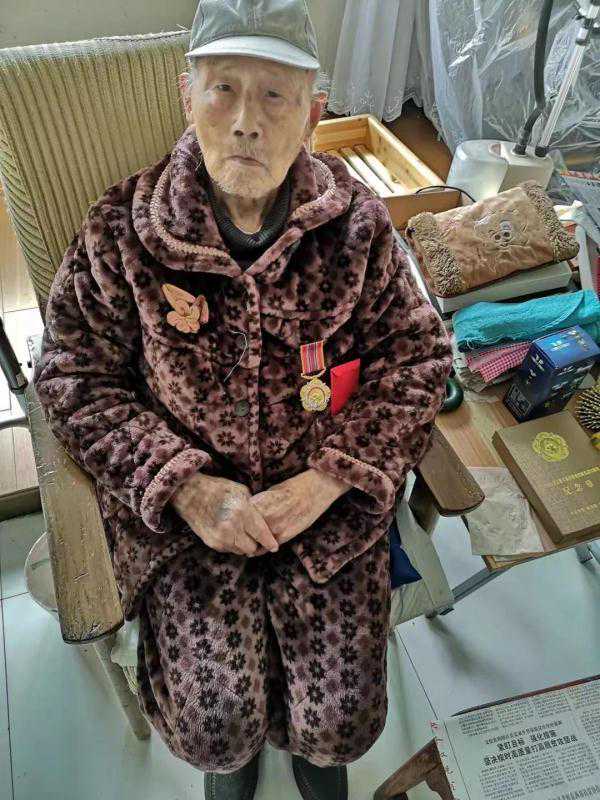 95岁抗美援朝老兵网购买床，老板得知后这样操作