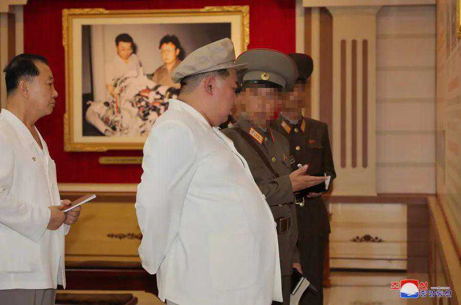 朝鲜“科技狠活”曝光！金正恩视察兵工厂，网友却给步枪“找爹”
