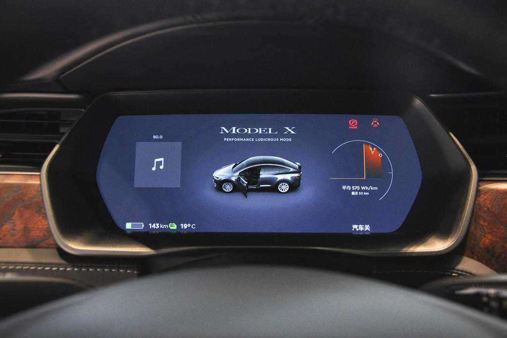 鸥翼门配无边框车门，续航不足600km却卖80万，Model X有何底气